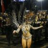 Viviane mostra samba no pé no desfile de 2011