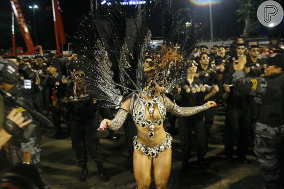 Viviane mostra samba no pé no desfile de 2011