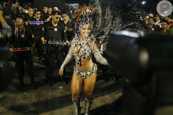 Mais um clique de Viviane Araújo no desfile de 2011