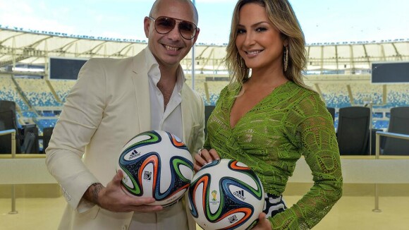 É oficial! Cláudia Leitte gravará música da Copa com PitBull e Jennifer Lopez
