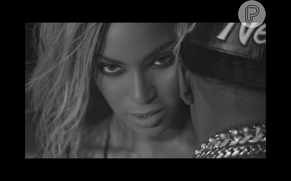 Beyoncé interpreta, ao lado do marido, a canção 'Drunk In Love'. Por fazer referência ao relacionamento de Ike e Tina Turner, uma rádio britânica censurou um dos versos da canção