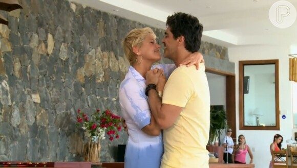 Xuxa e junno Andrade aparecem dançando, rindo e se beijando