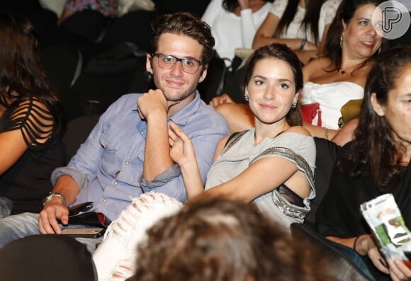 Monique Alfradique e Gil Coelho foram juntos assistir à peça 'Elis Regina - A Musical', em novembro de 2013
