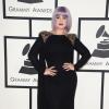 Kelly Osbourne veste Badgley Mischka no Grammy Awards 2014