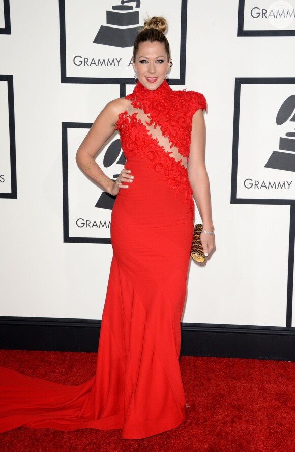 Colbie Caillat veste Ezra Santos no Grammy Awards 2014