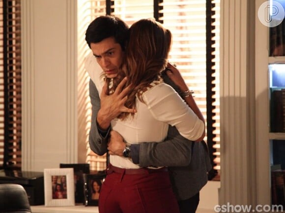 Paloma (Paolla Oliveira) abraça Félix (Mateus Solano) ao saber que Mariah (Lúcia Veríssimo), sua mãe biológica, foi assassinada, em 'Amor à Vida', em 28 de janeiro de 2014