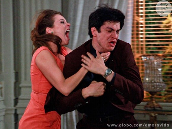 Paloma (Paolla Oliveira) agride Félix (Mateus Solano) quando ele confessa que jogou Paulinha (Klara Castanho), sua filha, em uma caçamba de lixo quando ela era bebê, em 'Amor à Vida'