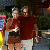 Danielle Winits almoça com diretor Wolf Maya em folga de 'Amor à Vida'
