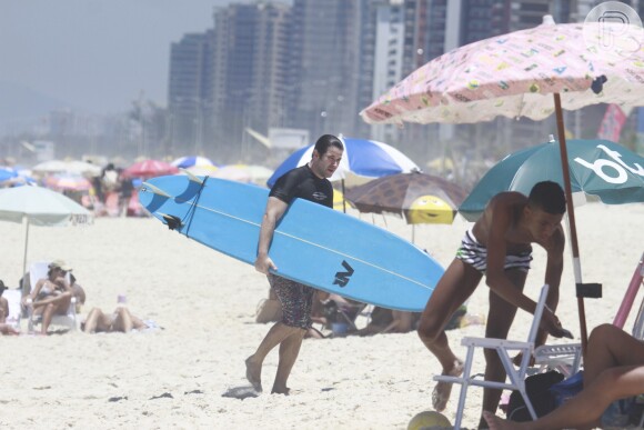 Murilo Benício surfa na praia da Barra nesta quarta-feira, 29 de janeiro de 2014