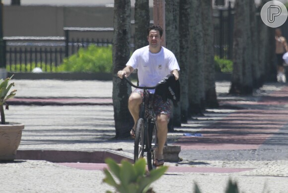 Murilo Benício deixa praia usando bicicleta para voltar para casa