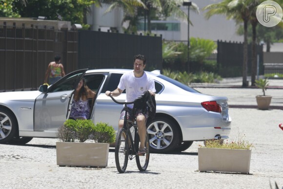 Murilo Benício deixa praia usando bicicleta para voltar para casa