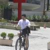 Murilo Benício deixa praia usando bicicleta para voltar para casa