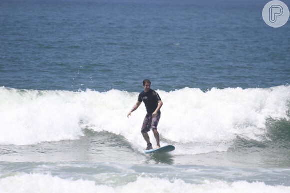 Murilo Benício surfa em praia da Barra, no Rio, nesta quarta-feira, 29 de janeiro de 2014