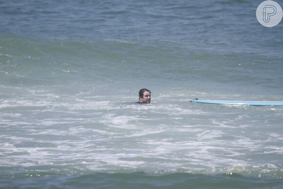 Murilo Benício aproveita dia de sol no Rio para surfar em praia da Barra da Tijuca, no Rio