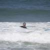 Murilo Benício aproveita dia de sol para surfar praia da Barra, no Rio