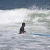 Murilo Benício espera boa onda em dia de surf no Rio
