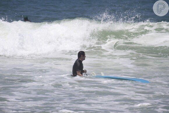 Murilo Benício espera boa onda em dia de surf no Rio