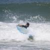 Murilo Benício se esforça para pegar boa onda na praia em dia de mar calmo no Rio