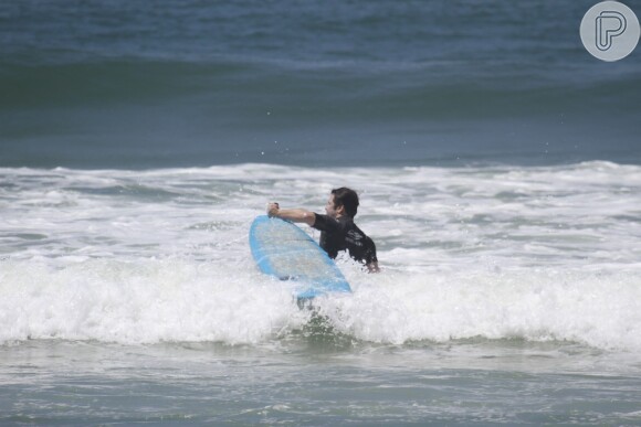 Murilo Benício espera boa onda em dia de praia no Rio de Janeiro