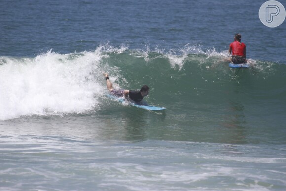 Murilo Benício ensaia manobra e surfa em onda baixa no Rio