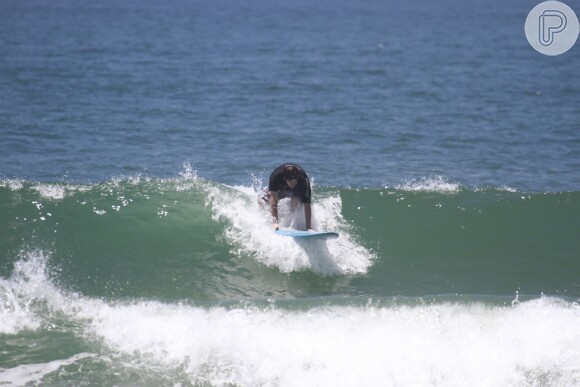 Murilo Benício se equilibra em prancha e tenta pegar onda na praia da Barra do Tijuca, no Rio