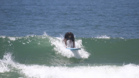 Murilo Benício leva tombo durante surfe na praia da Barra da Tijuca, no Rio