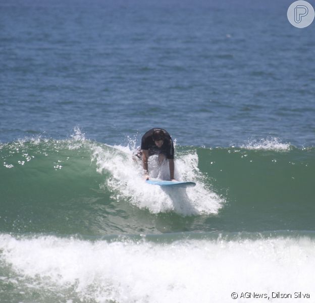 Murilo Benício se equilibra em prancha e tenta pegar onda na praia da Barra do Tijuca, no Rio