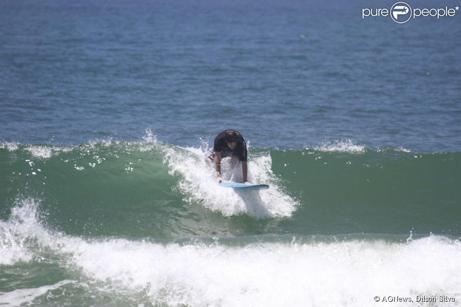 Murilo Benício se equilibra em prancha e tenta pegar onda na praia da Barra do Tijuca, no Rio
