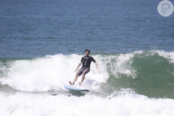 Murilo Benício cai enquanto pega onda no Rio