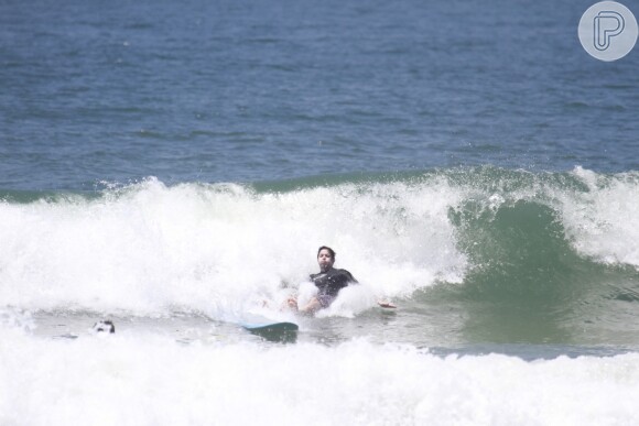 Murílo Benício cai durante surfe na praia da Barra da Tijuca, no Rio
