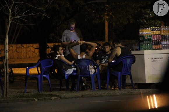 Bruno Gagliasso curte noite de bate papo com amigos no Rio