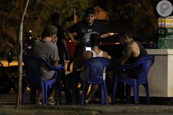 Bruno Gagliasso conversa com amigos na Lagoa, RJ