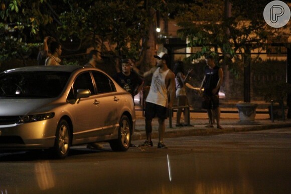 Bruno Gagliasso deixa a Lagoa após noite de bate-papo com amigos no Rio