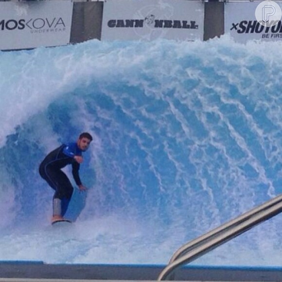Caio Castro surfa na Wave House, em San Diego