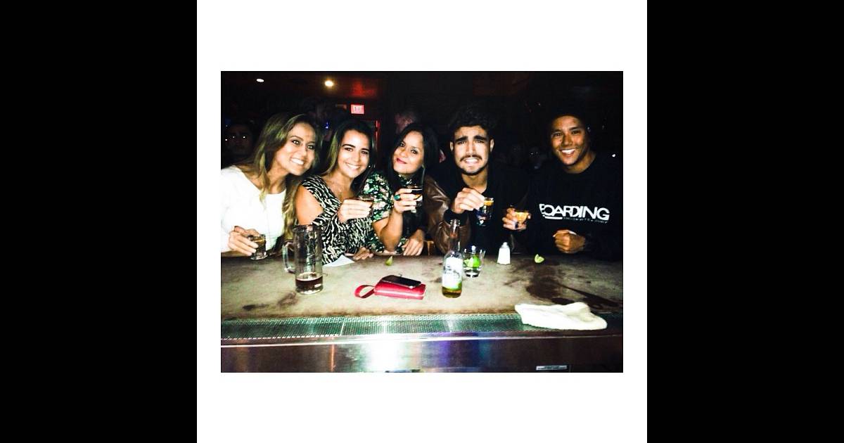 Caio Castro Vai Para Balada Com Amigos Durante Férias Em San Diego