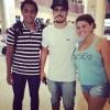 Caio Castro posa com fãs no aeroporto