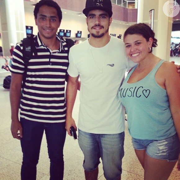 Caio Castro posa com fãs no aeroporto