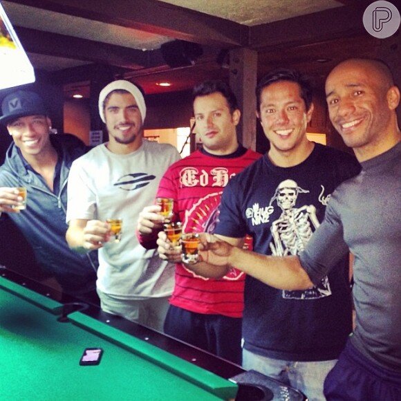 Caio Castro bebe tequila com amigos na região de Bie Bear, na Califórnia