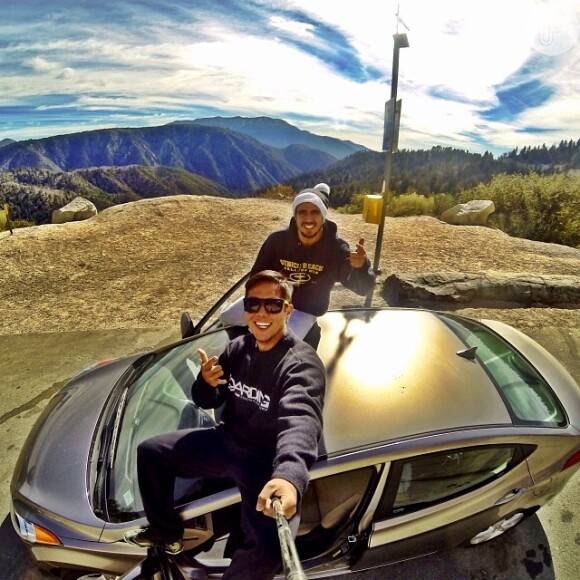 Caio Castro sobe a montanha para esquiar na companhia de amigo em Big Bear, na Califórnia