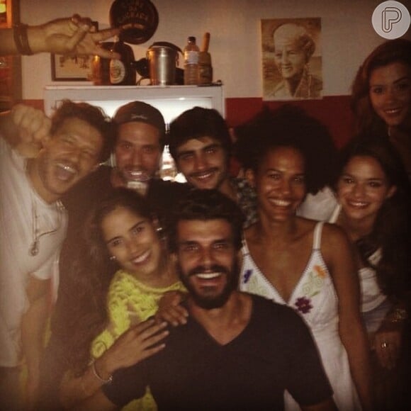 Nando Rodrigues reunido com o elenco jovem de 'Em Família': 'Ficamos amigos'