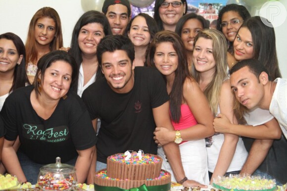 Rodrigo Simas fica contente com a festa realiza pelas fãs