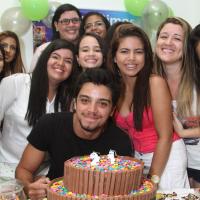 Rodrigo Simas faz 21 anos e ganha festa de aniversário das fãs, no Rio