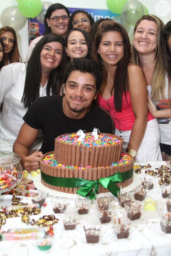 Rodrigo Simas completa 21 anos e ganha festa surpresa das fãs, em 9 de janeiro de 2013
