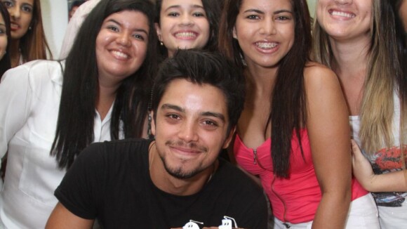 Rodrigo Simas faz 21 anos e ganha festa de aniversário das fãs, no Rio