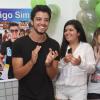 Rodrigo Simas sorri na hora do 'Parabéns pra você'