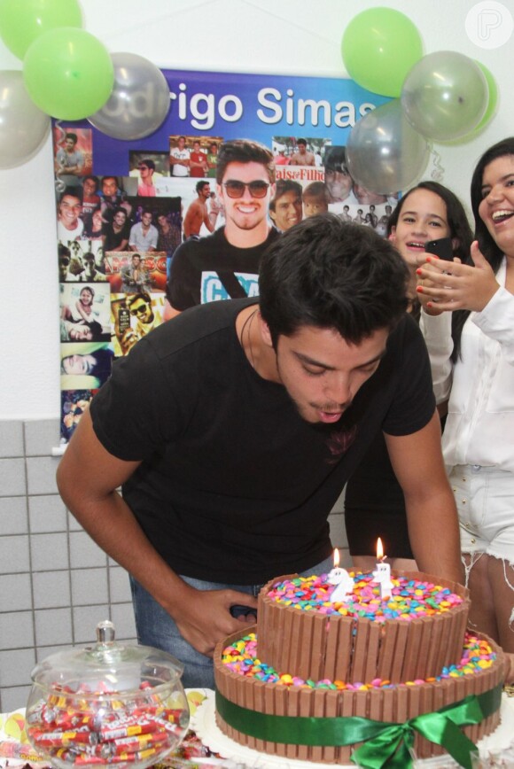Rodrigo Simas assopra a vela do bolo