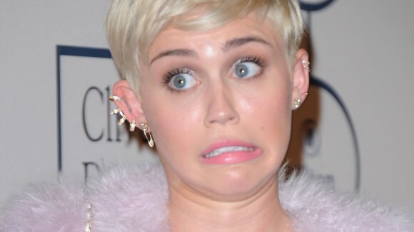 Miley Cyrus polemiza ao sugerir que Bieber pague pessoas para não ter problemas