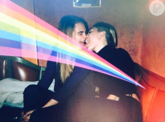 Em meio as polêmicas em que se envolveu, Miley publicou uma foto beijando a modelo Cara Delevigne