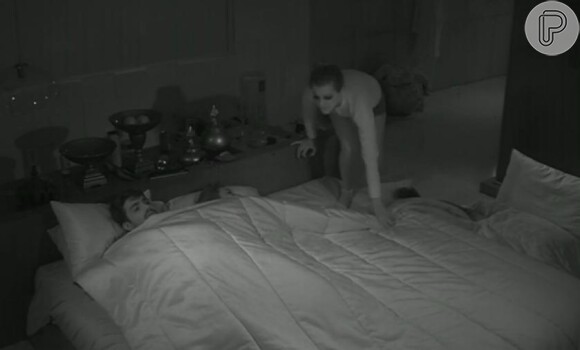 Mesmo vendo Letícia e Junior juntos, Angela deitou com eles na mesma cama