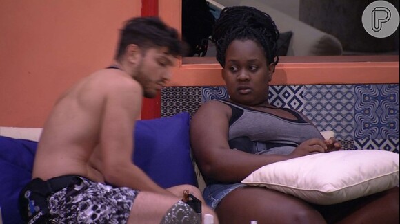 No 'Big Brother Brasil 17', Luiz Felipe e Roberta declaram sua torcida por Emilly. 'Ela precisa relaxar. Acho que as meninas (Mayara e Vivian) não têm implicância com ela. Acho que pode começar a surgir agora', declarou a universitária